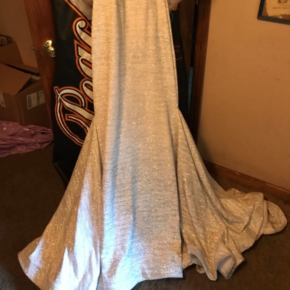 ALL WHITE PROM DRESS // GOWN - Picture 4 of 5